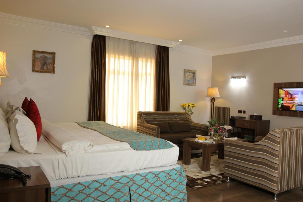 Grand Pela Hotel & Suites Abuja Exterior foto