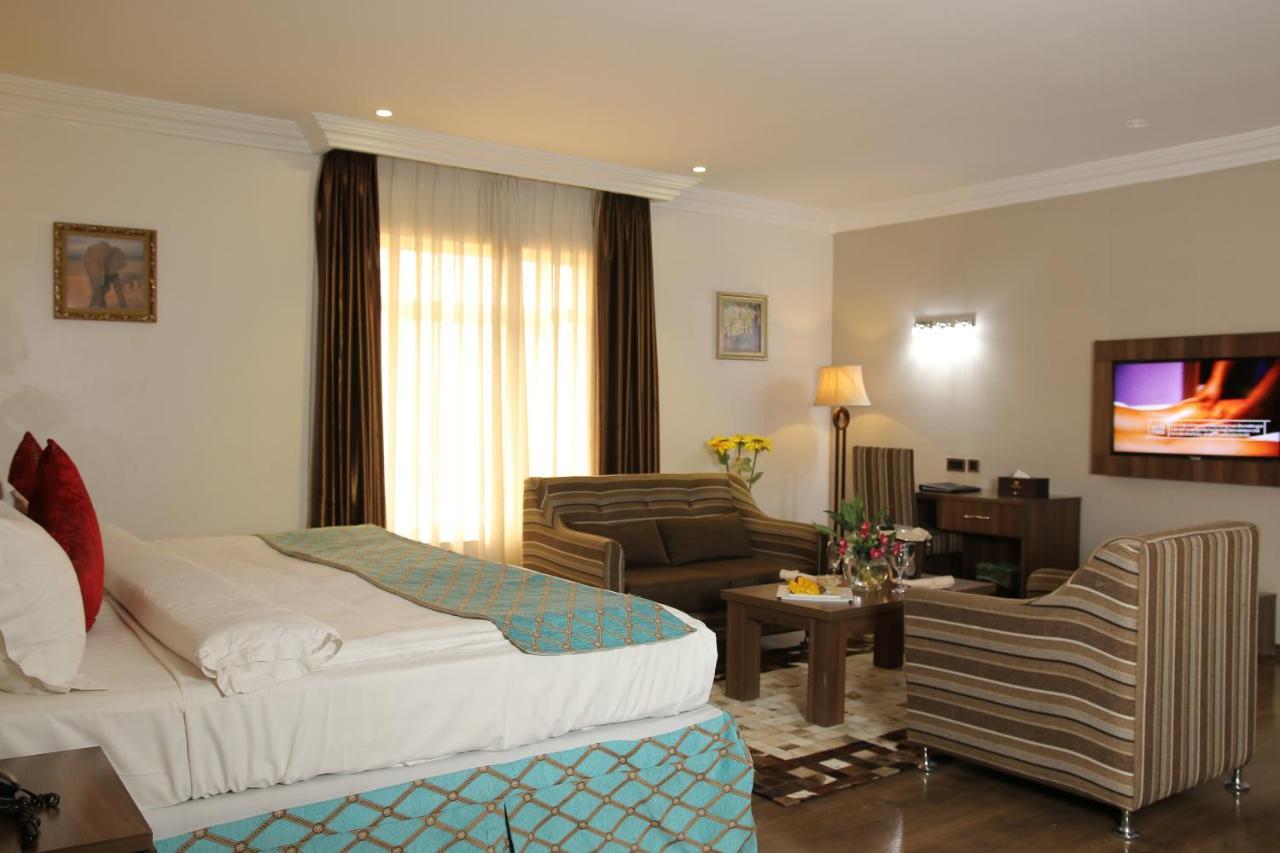 Grand Pela Hotel & Suites Abuja Exterior foto