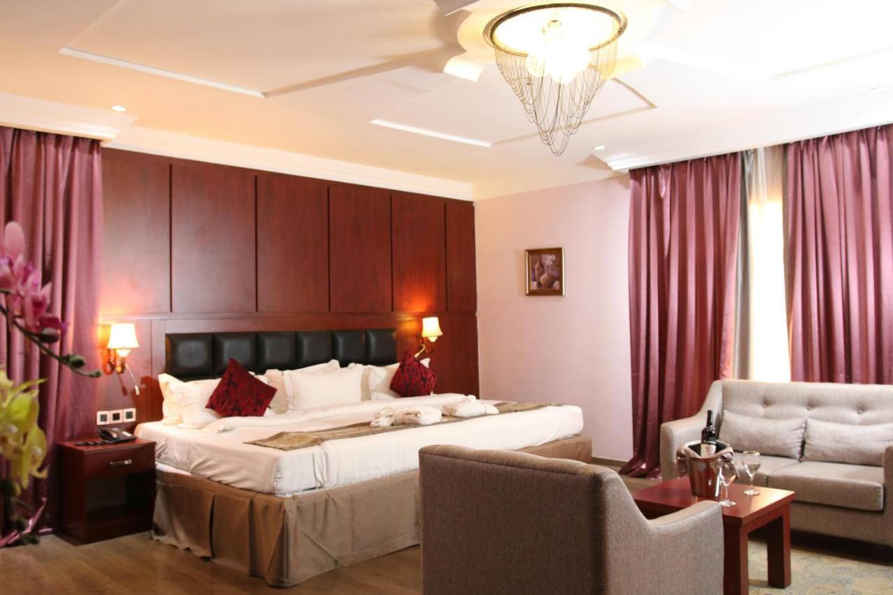 Grand Pela Hotel & Suites Abuja Exterior foto