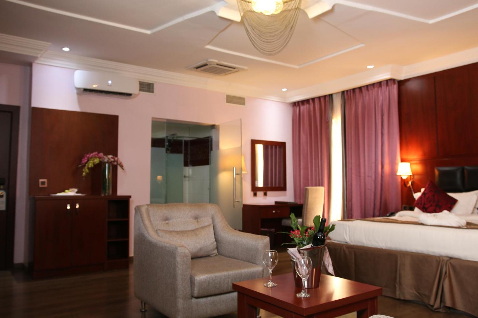 Grand Pela Hotel & Suites Abuja Habitación foto